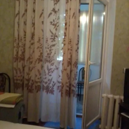 в центре.